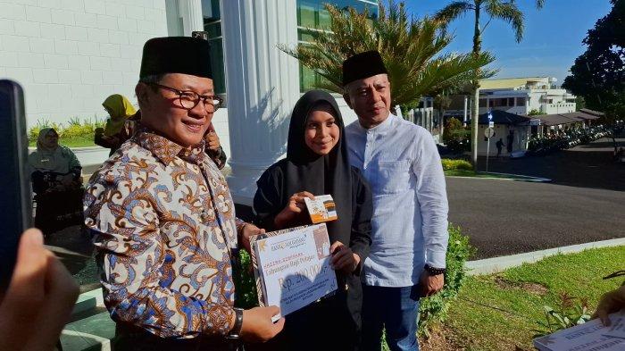 TABUNGAN HAJI PELAJAR- Pemko Bukittinggi melaunching Tabungan Haji Pelajar di Halaman Balaikota Bukittinggi, Jumat (20/6/2025). Walikota Bukittinggi, Ramlan Nurmatias sebut program ini sebagai terobosan baru di bidang keagamaan.