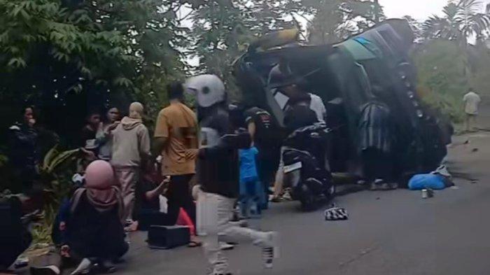 Tangkapan layar video yang memperlihatkan sebuah bus angkutan umum ALS rebah kuda di Jalan Malalak, Agam, Senin (15/4/2024).