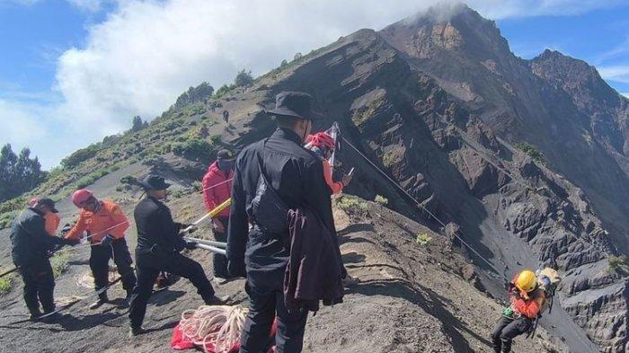 EVAKUASI JULIANA MARINS - Tim SAR gabungan melakukan proses evakuasi terhadap Juliana pendaki asal Brasil yang jatuh saat mendaki Gunung Rinjani, Lombok, NTB, Senin (23/6/2025).