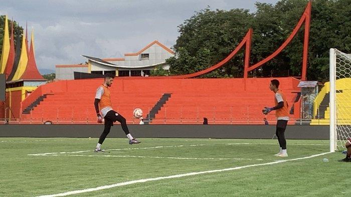 Tim Semen Padang FC kembali menggelar sesi latihan dalam persiapan menghadapi Bali United di Stadion GOR H Agus Salim Padang, Sabtu (181/2025)