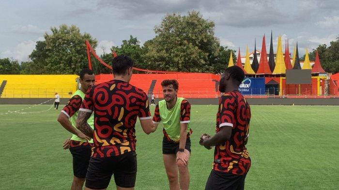 LIGA 1: Tim Semen Padang FC pada saat menjalani sesi latihan di Stadion GOR H Agus Salim Padang, Kecamatan Padang Barat, Kota Padang, Provinsi Sumatera Barat, Kamis (3/4/2025). Pelatih Kepala Semen Padang FC Eduardo Almeida, memberikan sesi latihan sebanyak tiga kali dalam waktu dua hari.