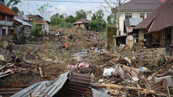 Tim gabungan dan masyarakat sedang menyisir areal sekitaran lokasi tempat satu korban banjir bandang yang masih belum ditemukan di Galuang, Sungai Puar, Agam, Sumatera Barat, Selasa (14/5/2024)