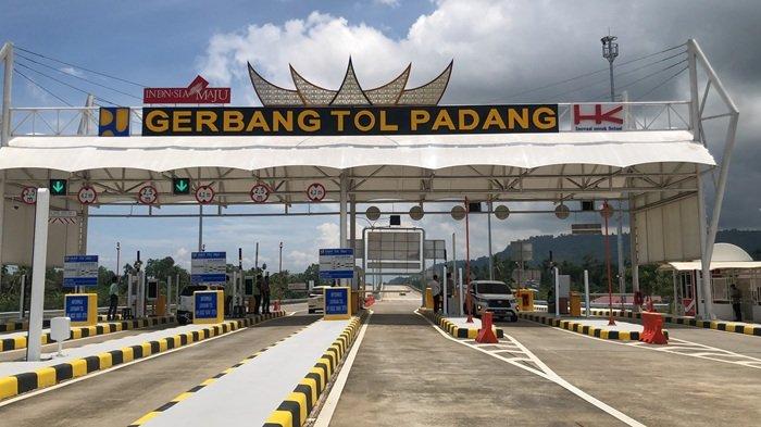 JALAN TOL PADANG-SICINCIN: Kendaraan roda empat melintas di gerbang Tol Padang–Sicincin di Kabupaten Padang Pariaman, Sumbar, Senin (24/3/2025). Tol Padang-Sicincin resmi dibuka secara fungsional untuk mendukung kelancaran transportasi selama libur Lebaran tahun ini.
