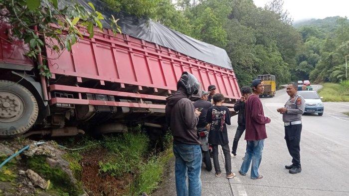 KECELAKAAN REM BLONG- Kondisi truk yang mengalami kecelakaan tunggal di kawasan Panorama 2, Kecamatan Lubuk Kilangan, Kota Padang, Sumatera Barat, Kamis (1/5/2025). Truk mengalami kecelakaan karena rem blong.