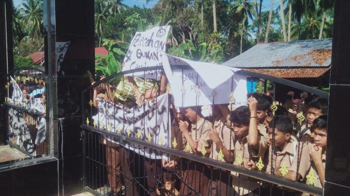 UNJUK RASA- Ratusan rasa siswa SMAN 1 Sungai Geringging Padang Pariaman, Sumbar menggelar unjuk rasa, Rabu (14/5/2025). Ratusan siswa tersebut memilih untuk meninggalkan bangku kelas untuk memperjuangkan hak siswa lainnya yang menjadi korban pencabulan.
