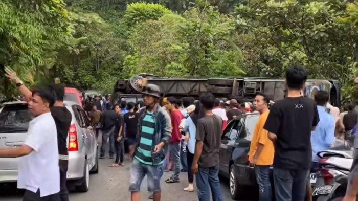 Tangkapan layar video yang memperlihatkan sebuah bus angkutan umum ALS rebah kuda di Jalan Malalak, Agam, Senin (15/4/2024)