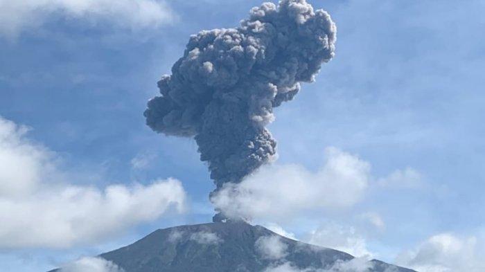 Visualisasi Gunung Marapi, Sumatera Barat dari kamera pengawas Pos PGA Bukittinggi, Sabtu (4/1/2025).