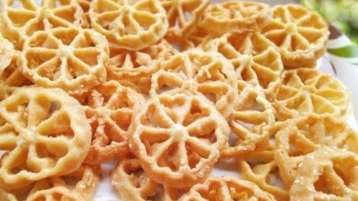 CEMILAN TRADISIONAL SUMBAR - Kue Kambang Loyang merupakan salah satu kue atau cemilan tradisional Sumatera Barat khususnya saat lebaran, kurang rasanya kalau lebaran, tetapi tidak ada kue Kambang Loyang di Rumah.