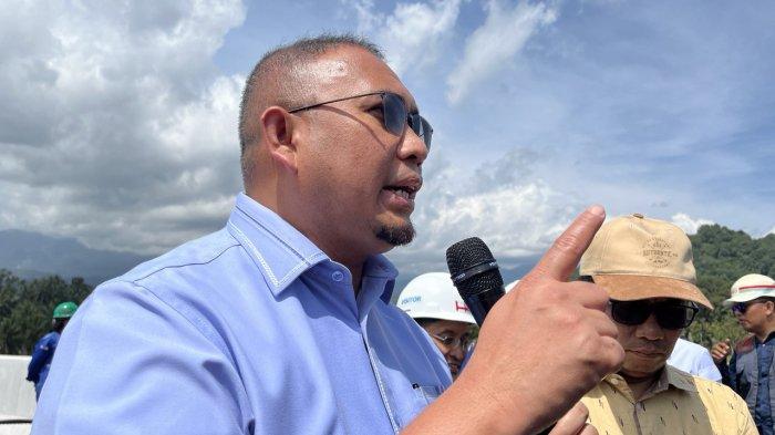 Wakil Ketua Komisi VI DPR RI dari Gerindra, Andre Rosiade diwawancarai di salah satu titik Jalan Tol Padang-Sicincin, Kamis (24/10/2024) siang.