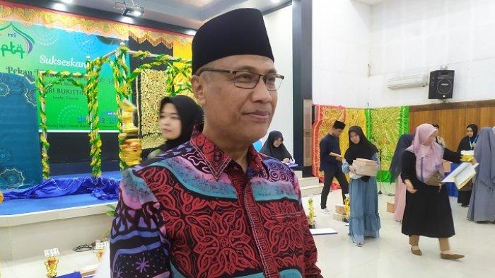 Wakil Walikota Bukittinggi Marfendi Maad saat di wawancarai setelah acara penutupan MTQ yang digelar oleh RRI Bukittinggi, Kamis (14/3/2024).