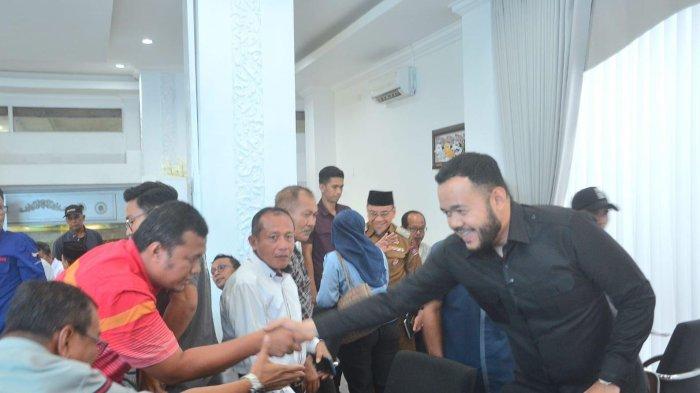 GELAR AUDIENSI: Wako dan Wawako Padang, Fadly Amran dan Maigus Nasir saat beraudiensi bersama operator koridor Bus Trans Padang, Selasa (22/4/2025). Pemko Padang akan mencarikan solusi terbaik untuk menyelesaikan semua permasalahan yang ada.
