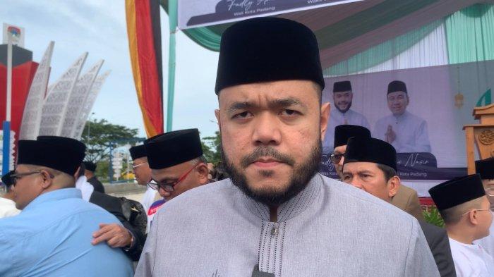 LEBARAN: Wali Kota Padang, Fadly Amran, pada saat berada di Lapangan Galanggang Kantor Balai Kota Padang, Jalan By Passs Aie Pacah, Kecamatan Koto Tangah, Kota Padang, Provinsi Sumatera Barat, Senin (31/3/2025).