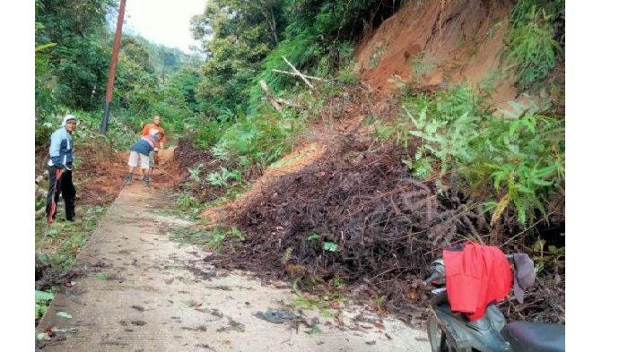 Kondisi saat pagi Jalan Koto Solo akibat longsor, Sumpur Kudus, Sijunjung, Rabu(20/12/2023).