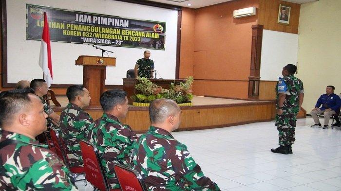 Kegiatan Latihan Posko I Korem 032/Wbr diikuti oleh seluruh unsur Staf dan Satuan Dinas Jawatan Korem 032/Wbr dengan pemda serta stakeholder terkait, di Gedung Sapta Marga Makorem 032/Wbr Jalan Jenderal Sudirman Nomor 29 Padang, Selasa (5/9/2023).
Rilis Penerangan Korem (Penrem) 032/Wirabraja, menyebutkan dalam sambutan Pangdam I/BB Mayjen TNI Mochammad Hasan yang dibacakan oleh Danrem 031/ Wirabima Brigjen TNI Dani Rakca Andalasawan dalam pembukan Latihan Posko I t