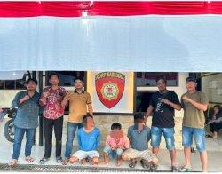 caption :
PENYALAHGUNAAN NARKOTIKA : Tiga orang tersangka penyalahgunaan narkotika jenis sabu diamankan oleh Satresnarkoba Polres Kepulauan Mentawai, Jumat (4/7/2025). Penangkapan dilakukan di dua lokasi berbeda di Desa Tuapejat, Kecamatan Sipora Utara. (Dok. Humas Polres Mentawai)