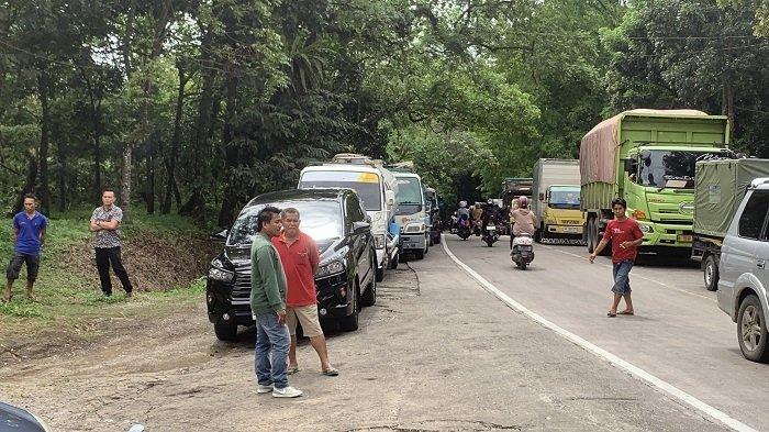 SITINJAU LAUIK MACET- Kemacetan panjang di kawasan Ladang Padi, Kecamatan Lubuk Kilangan, Kota Padang, Provinsi Sumatera Barat, Rabu (29/1/2025). Jalur Padang - Solok masih diberlakukan buka tutup sehingga kemacetan panjang masih terjadi di kawasan Sitinjau Lauik.