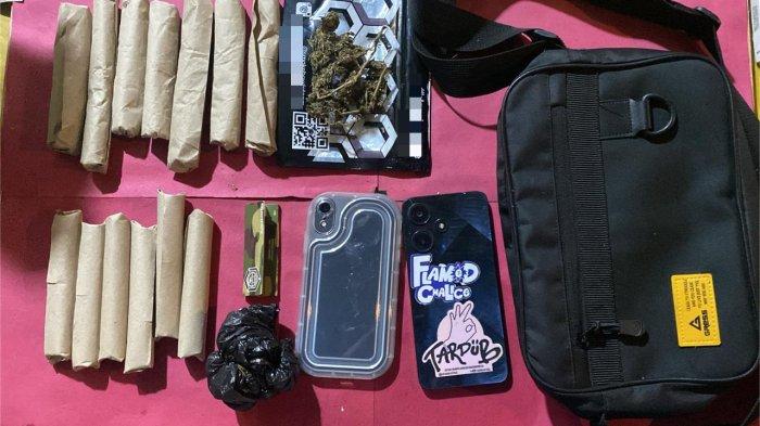 BARANG BUKTI- Barang bukti yang disita oleh jajaran Satnarkoba Polresta Padang dari dua orang mahasiswa yang terlibat dugaan tindak pidana penyalahgunaan narkotika di Kota Padang, Sumatera Barat.