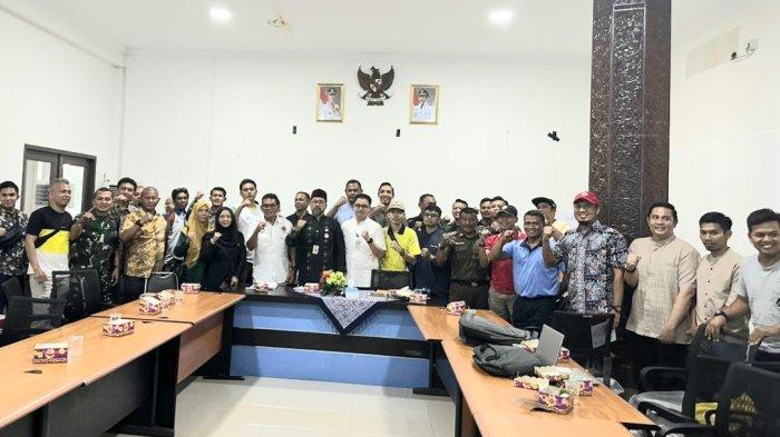 Foto bersama seusai technical meeting Turnamen sepak bola Gubernur cup 2023, di ruang pertemuan Kantor Dispora Pemprov Sumbar pada Jumat (4/8/2023), menghasilkan beberapa catatan, hingga drawing tim-tim yang Berlanga.