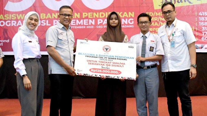 PENYERAHAN beasiswa sebesar Rp 2,6 miliar kepada sebanyak 2.863 pelajar dan atlet berprestasi dari SD, SMP, SMA, Perguruan Tinggi di Gedung Serba Guna Semen Padang, Rabu 20 September 2023.