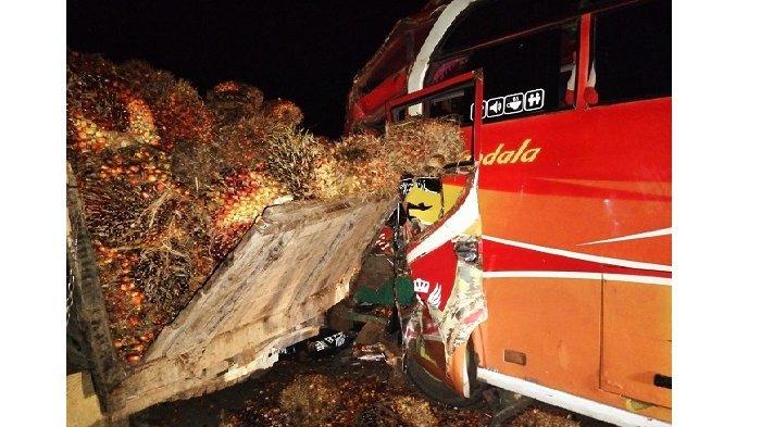 Kecelakaan Lalulintas Mobil Bus Mandala Tabrak Mobil Truk Colt Diesel di Jalan lintas umum, Jorong Langgam Sepakat, Nagari Langgam Sepakat, Kecamatan Kinali, Kabupaten Pasaman Barat, Senin (13/11/2023) malam.