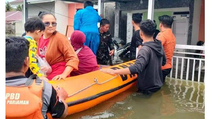 Evakuasi warga akibat banjir di Nagari Kampuang Kalapuang, Ulakan Tapakis, Padang Pariaman, Sumatera Barat (Sumbar), Jumat (14/7/2023).