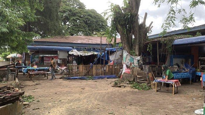 PENATAAN PUJASERA - Pembongkaran Pujasera Pantai Padang di beberapa bagian dan akan kembali di tata agar terlihat lebih rapi di Kota Padang, Provinsi Sumatera Barat, Selasa (25/2/2025). Penataan dilakukan dengan pembenahan, pengecatan ulang, dan perbaikan terhadap toilet.