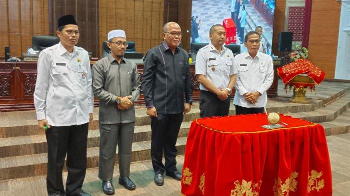Rapat paripurna tersebut di pimipin Ketua DPRD Sumbar Supardi didampingi dua orang wakilnya Irsyad Safar dan Indra Dt.Rajo Lelo,serta dihadiri wakil Gubernur Sumbar Audy Joinaldy,di ruangan sidang utama DPRD Sumbar . Rabu, (12/7/2023).