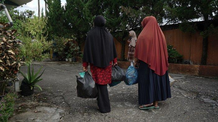Dua orang tua murid TK Mutiara di Lubuk Kilangan Kota Padang, Sumbar, membayar uang sekolahnya dengan sampah plastik, Kamis (29/6/2023).