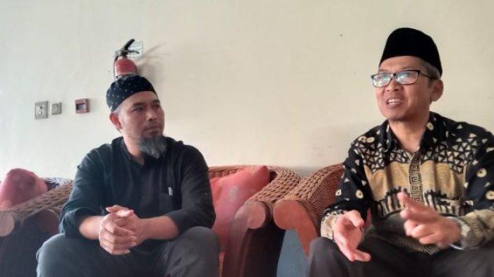 Fathur Rabbani (baju hitam) dan Agus Suryana (baju batik), eks tokoh Jamaah Islamiyah Sumatera Barat, ditemui sesaat setelah deklarasi kembali ke NKRI, di Bukittinggi, Minggu (28/7/2024) lalu.
