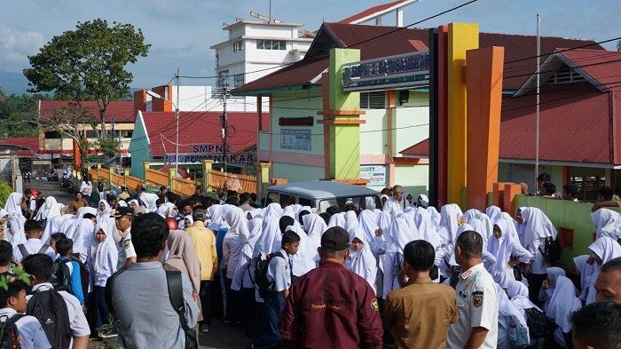 Siswa SMP negeri 2 Batusangkar, Kabupaten Tanah Datar saat tetap ingin masuk ke sekolahnya yang disegel warga yang ngaku pemilik tanah, Selasa (7/11/2023) pagi.