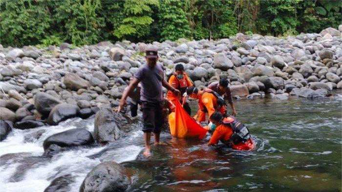 EVAKUASI MAYAT- Petugas saat mengevakuasi mayat seorang pria tanpa identitas di aliran sungai Lubuk Minturun, Kecamatan Koto Tangah, Kota Padang, Sumatera Barat, Senin (30/6/2025). Mayat pria tanpa identitas tersebut ditemukan di antara bebatuan yang ada di aliran sungai.