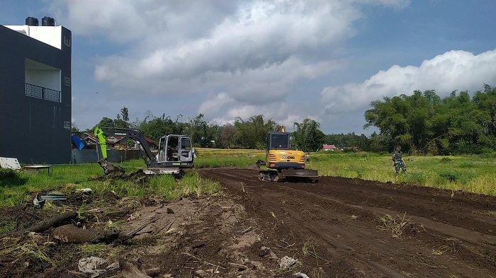 Alat berat bekerja saat normalisasi lahan pertanian milik masyarakat yang sebelumnya terdampak banjir lahar dingin di Nagari Bukik Batabuah, Kabupaten Agam, Sumbar, Rabu (30/10/2024)