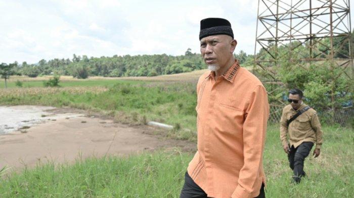 Gubernur Sumatera Barat, Mahyeldi Ansharullah saat meninjau lahan seluas 20 hektare yang direncanakan sebagai kawasan relokasi warga korban bencana banjir lahar dingin dan longsor di Kabupaten Tanah Datar, Selasa (18/6/2024).