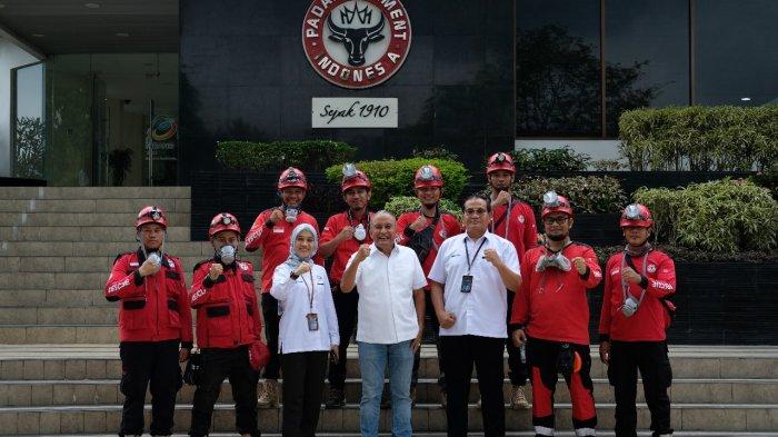 Direktur Keuangan PT Semen Padang Oktoweri (empat dari kiri), Kepala Departemen Komunikasi & Hukum Perusahaan, Iskandar Z Lubis (tiga kanan) dan Kepala Unit Humas & Kesekretariatan Nur Anita Rahmawati (tiga kiri) pada saat melepas Tim Reaksi Cepat (TRC) untuk membantu korban letusan Gunung Marapi, 5 Desember 2023.