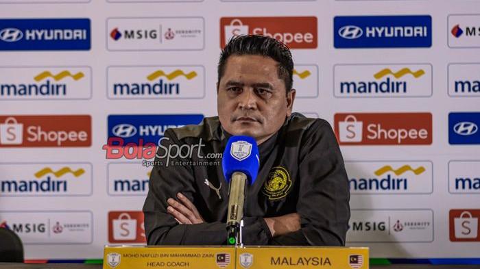 PELATIH MALAYSIA JUMPA PERS - Pelatih Timnas U-23 Malaysia, Mohd Nafuzi Bin Muhammad Zain, sedang memberikan keterangan kepada awak media atau jumpa pers (press conference) di Media Center Stadion Utama Gelora Bung Karno, Senayan, Jakarta, Senin (14/7/2025).