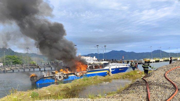 KEBAKARAN KAPAL- Petugas dari Dinas Pemadam Kebakaran (Damkar) Kota Padang saat melakukan pemadaman terhadap dua unit kapal yang terbakar di kawasan Pelabuhan Tempat Pelelangan Ikan (TPI), di Kelurahan Bungus Barat, Kecamatan Bungus Teluk Kabung, Kota Padang, Sumatera Barat, Jumat (23/5/2025). Akibat kebakaran tersebut, sebuah kapal milik Pemda Kepulauan Mentawai yaitu KM Rimata 1 dan satu unit kapal milik nelayan mengalami rusak berat.