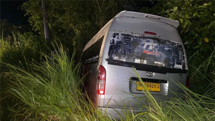 LAKA DI SOLOK- Penampakan kendaraan Toyota Hiace yang mengalami kecelakaan di Jorong Linjuang Koto Tinggi, Nagari Koto Gaek Guguak, Kecamatan Gunung Talang, Kabupaten Solok, Provinsi Sumatera Barat, Selasa (29/7/2025) malam.