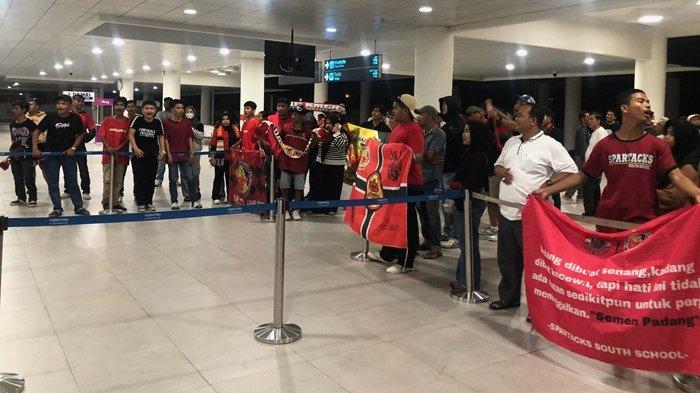 SEMEN PADANG FC - Kelompok suporter Semen Padang FC, The Kmers dan Spartacks, menyambut kedatangan tim Kabau Sirah di Bandara Internasional Minangkabau, Kabupaten Padang Pariaman, Sumatera Barat, Minggu (25/5/2025) malam. Penyambutan ini dilakukan usai Semen Padang FC memastikan diri tetap berlaga di Liga 1 musim depan setelah meraih kemenangan penting 2-0 atas Arema FC.