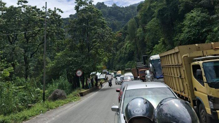 KEMACETAN PANJANG- Penampakan kemacetan akibat adanya truk rusak di Panorama Satu Jalan Lintas Padang-Solok, kawasan Sitinjau Lauik, Kecamatan Lubuk Kilangan, Kota Padang, Sumatera Barat, Minggu (29/6/2025). Pantauan TribunPadang.com, kemacetan sudah mulai tampak dari arah Lubuak Paraku, Kota Padang sampai ke Taman Hutan Raya Bung Hatta.