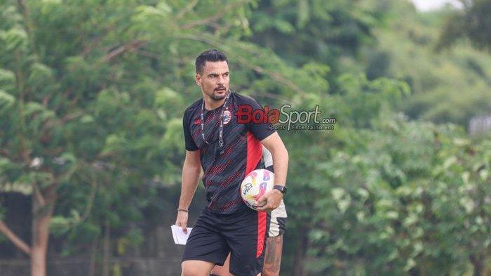 PELATIH PANTAU PEMAIN - Pelatih Persija Jakarta, Carlos Pena, sedang memantau para pemainnya berlatih di Lapangan Nirwana Park, Sawangan, Jawa Barat, Rabu (23/4/2025) siang.