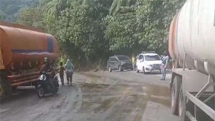 ARUS LALIN TERGANGGU- Penampakan tumpahan CPO di kawasan Sitinjau Lauik, Kota Padang, Sumatera Barat Rabu (2/7/2025). Tumpahan CPO tersebut membuat pengendara yang melintas kesulitan.