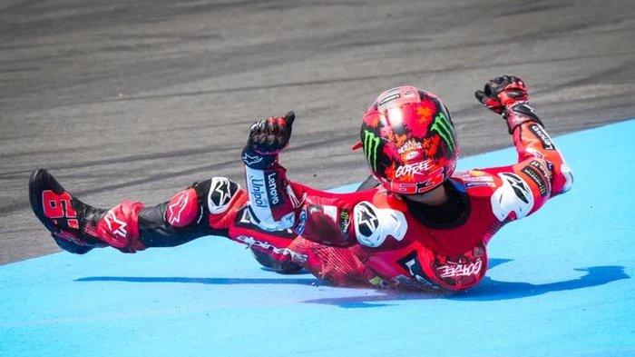 INSIDEN MENIMPA BAGNAIA - Pembalap MotoGP, Francesco Bagnaia saat kecelakaan pada sprint race MotoGP Prancis 2025 di Sirkuit Bugatti Le Mans, Prancis, Sabtu (10/5/2025) waktu setempat atau malam Minggu tadi.