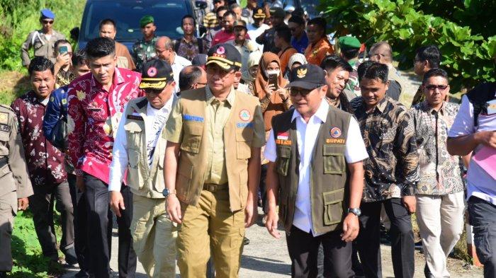 KUNJUNGAN KEPALA BNPB - Kunjungan Kepala BNPB. Kepala BNPB Suharyanto bersama Bupati Padang Pariaman, Sumatera Barat John Kenedy Azis mengunjungi dua infrastruktur jembatan yang mengalami kerusakan akibat bencana yang terjadi beberapa tahun belakang di daerah tersebut, Kamis (8/5/2025). Kunjungan ini diharapkan bisa memberikan dampak positif untuk perbaikan infrastruktur di daerah tersebut yang sudah rusak dalam beberapa tahun terakhir. Sumber Kominfo Padang Pariaman, Heri Sugiarto.