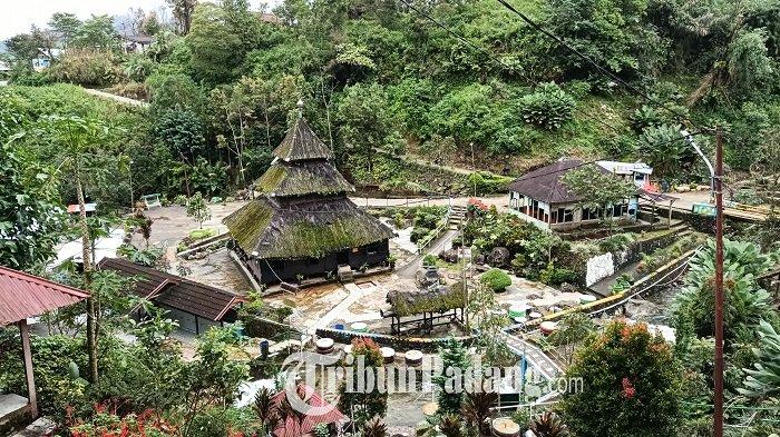 Potret Masjid Tuo Kayu Jao di ketinggian. Lokasi masjid tua ini berada tepat di lembah sempit yang salah satu sisinya dialiri sungai kecil.