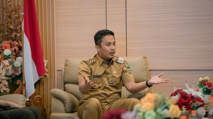 WAGUB OPTIMALKAN PROGRAM - Wakil Gubernur Sumatera Barat (Wagub Sumbar), Vasko Ruseimy, mengajak seluruh kepala daerah untuk mengoptimalkan peran birokrat dalam mengkomunikasikan program pemerintah melalui media sosial. Langkah ini dianggap penting agar program-program yang telah dan akan dilaksanakan dapat diketahui masyarakat luas.