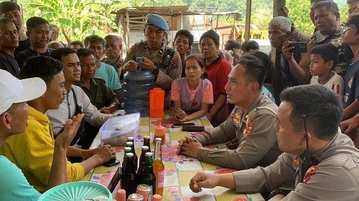 Kasat Lantas Polresta Padang Kompol Alfian, bersama dengan Kapolsek Lubuk Begalung Kompol Mochammad Rosidi, saat mendatangi warga di Jalan By Pass, Kelurahan Pampangan, Kecamatan Lubuk Begalung, Kota Padang, Provinsi Sumatera Barat, Selasa (6/8/2024).