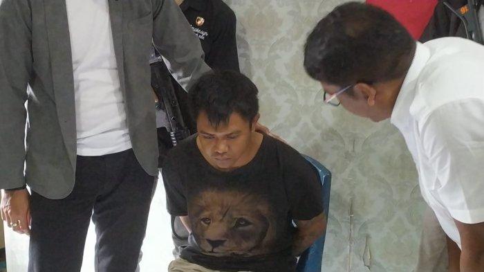 PENANGKAPAN PELAKU PEMBUNUHAN : Pelaku N saat diinterogasi oleh pihak Polres Tanah Datar, Rabu (26/2/2025). Pelaku diamankan saat berada di Kota Langsa, Provinsi Aceh dan dibawa ke Tanah Datar.