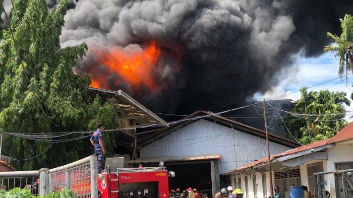 KEBAKARAN PABRIK KARET- Kebakaran pabrik karet di Kelurahan Tanjung Saba Pitameh, Kecamatan Lubuk Begalung, Kota Padang, Sumatera Barat, Minggu (18/5/2025). Kapolsek Lubuk Bagalung, Kompol Robby Setiadi Purba, meminta masyarakat untuk menjauh dari lokasi kebakaran.