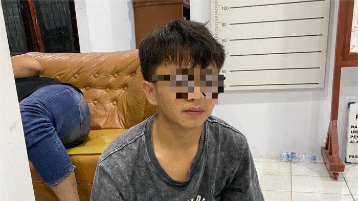PELAKU PENYALAHGUNAAN NARKOTIKA - Penampakan terduga pelaku penyalahgunaan narkotika jenis ganja usai dilakukan penangkapan oleh Satresnarkoba Polresta Bukittinggi, Minggu (6/7/2025). Kasat Narkoba Polresta Bukittinggi, AKP Pratama Yuda sebut dari tangan terduga pelaku ditemukan dua paket ganja terbungkus lakban coklat.