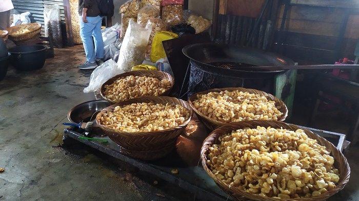 Kerupuk kulit atau kerupuk jangek di Jorong Koto Marapak, Nagari Magek, Kecamatan Kamang Magek, Kabupaten Agam, Sumatera Barat, Rabu (15/1/2025).